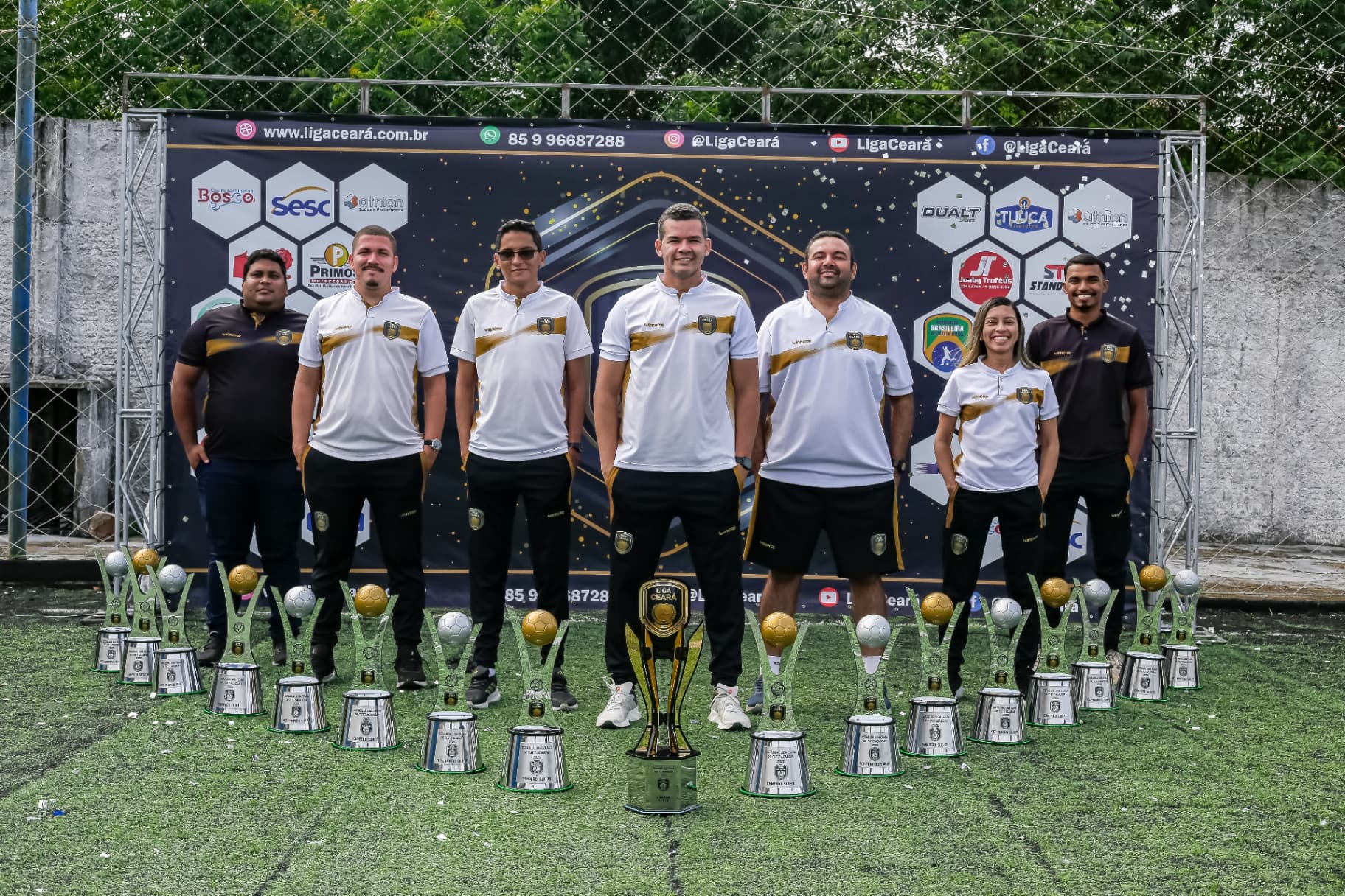 Equipe da Liga Ceará com troféus das competições oficiais